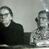 Дружина В.В.Рюміна Т.В.Рюміна (зліва) та онучка К.Е.Ціолковського В.В.Костіна на конференції, присвяченій 100-річчю від дня народження В.В.Рюміна