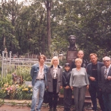 Семья М.С. Лисянского у его могилы на Ваганьковском кладбище Москвы. Из архива семьи М. Лисянского