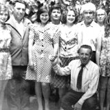 М. Владимов (стоит второй слева) среди читателей 1971 г.
