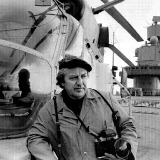 Фотокорреспондент Александр Кремко возле вертолета Ка-27 в перерыве между испытаниями авиационной техники на ТАКР «Тбилиси». Ноябрь 1989 года. Фото из архива В. Бабича