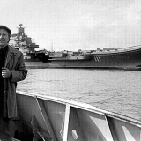 Через несколько минут буксир доставит А.Кремко на авианесущий крейсер «Тбилиси». Ноябрь 1989 года. Фото из архива В. Бабича