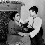 Татьяна Трескунова с сыном, Валерием Бабичем. Николаев, 1954 год. Фото Константина Дудченко
