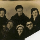 Сара (стоит крайняя слева) с друзьями. Внизу первый слева - Михаил Погреб, будущий муж Сары