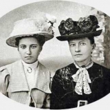 Дніпрова Чайка (праворуч) зі своєю дочкою Оксаною. 1915 рiк