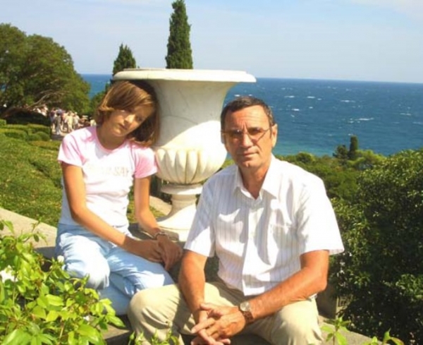 Валерий Бабич и внучка Даша Бабич. Крым, Мисхор, август 2005 года