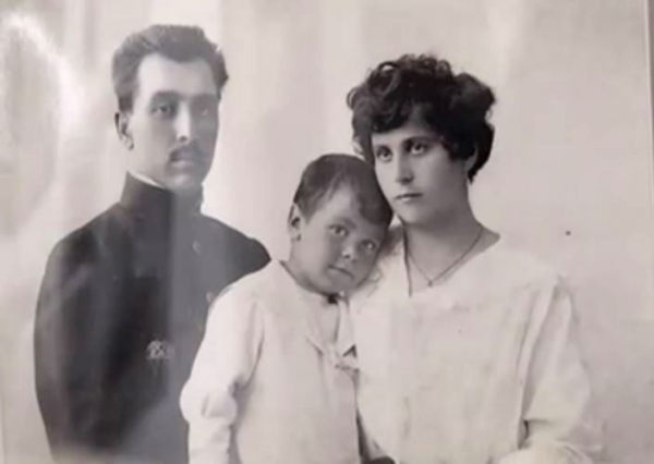 Леонид Вышеславский с родителями Николаем Дмитриевичем и Клеопатрой Харлампиевной