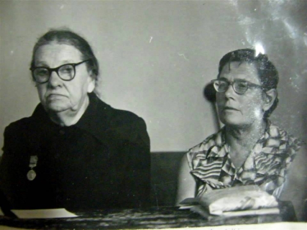 Дружина В.В.Рюміна Т.В.Рюміна (зліва) та онучка К.Е.Ціолковського В.В.Костіна на конференції, присвяченій 100-річчю від дня народження В.В.Рюміна