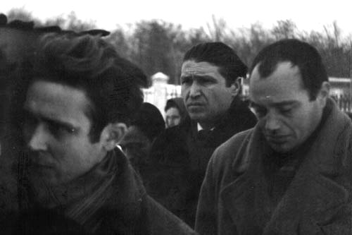 Анатоль Перепадя та Микола Вінграновський на похоронах Василя Симоненка. Грудень 1963 року.