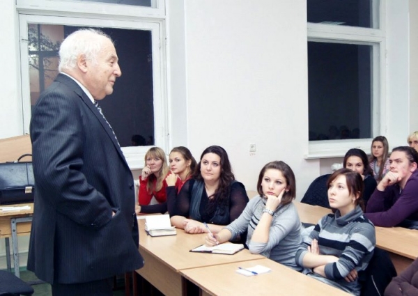 Профессор И.М. Стариков на лекции в университете 1