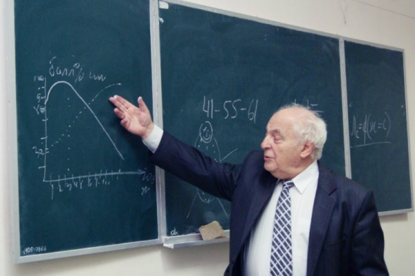 Профессор И.М. Стариков на лекции в университете 3