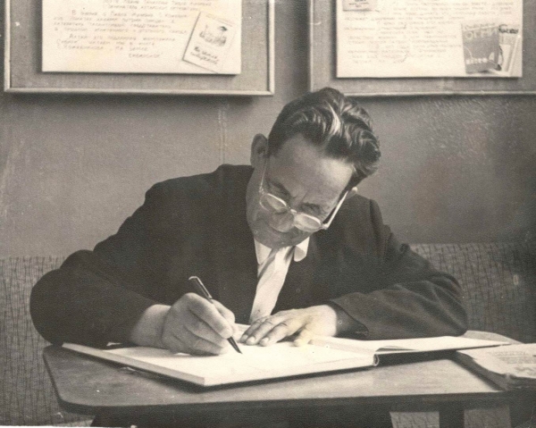А.М. Топоров в литературно-краеведческом музее школы № 27 г. Барнаула, 17.07.1964 г.