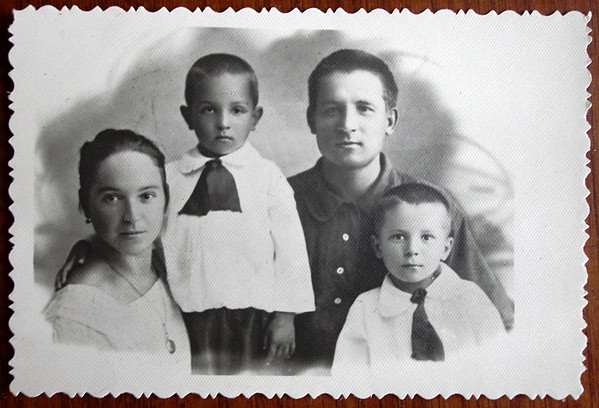 ТОпоровы Мария, Герман, Адриан и Юрий. Алтай, коммуна Майское утро, 1925 г.