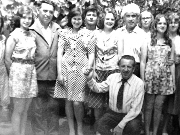 М. Владимов (стоит второй слева) среди читателей 1971 г.