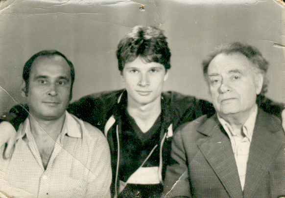 1986 год. Справа налево М.С. Лисянский, его внук Максим накануне ухода в армию, и отец Максима Александр Кузнецов. Из архива семьи М. Лисянского.JPG