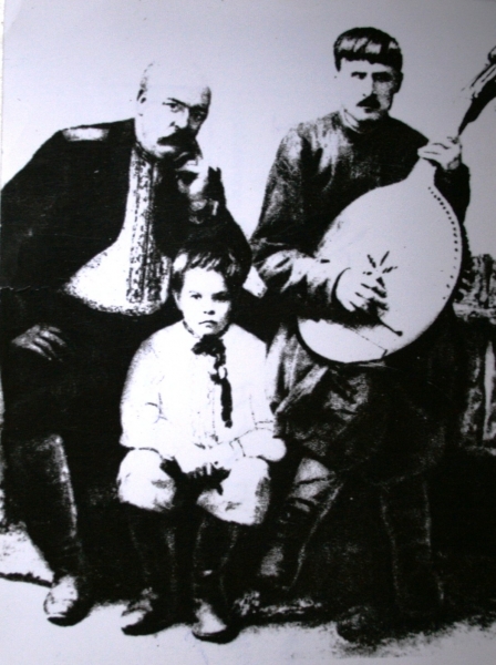 Н.Н. Аркас со слепым кобзарём Т. Пархоменко и его мальчиком-поводырем фото начала 1900 г 