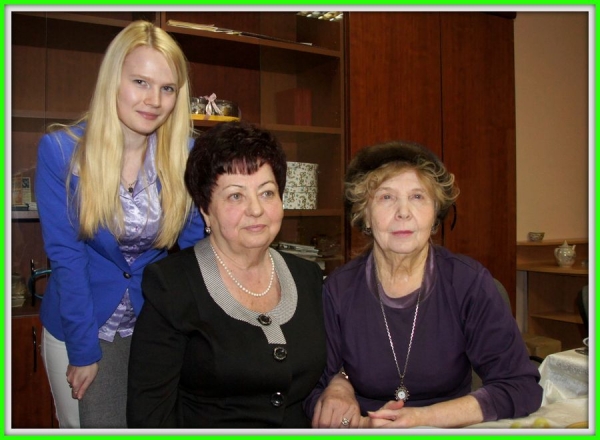 Дочь М. Лисянского Тамара Марковна и правнука поэта Александра с директором музея г. Подольска И.А. Романкевич (в центре)