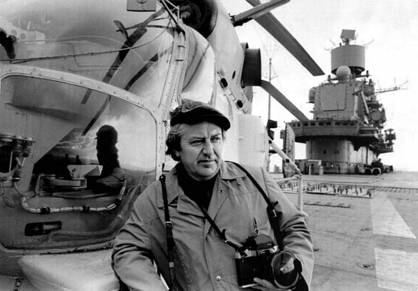 Фотокорреспондент Александр Кремко возле вертолета Ка-27 в перерыве между испытаниями авиационной техники на ТАКР «Тбилиси». Ноябрь 1989 года. Фото из архива В. Бабича