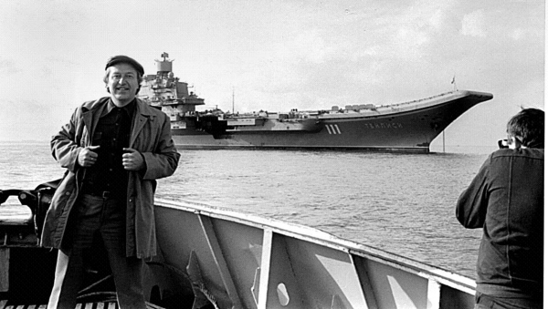 Через несколько минут буксир доставит А.Кремко на авианесущий крейсер «Тбилиси». Ноябрь 1989 года. Фото из архива В. Бабича