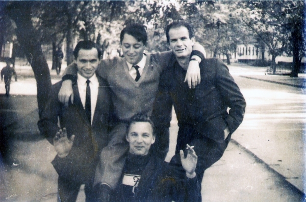 Слева направо Георгий Сарапион, Яков Тублин, Владимир Зельцер. Внизу Вячеслав Качурин. 1965 г.