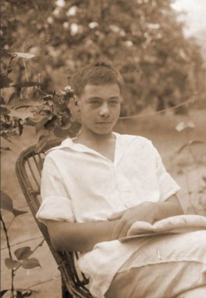 Леонид Вышеславский в монастырском саду. Одесса, Большой фонтан 1928 г.