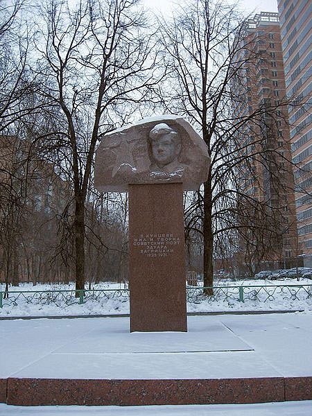 Памятник Эдуарду Багрицкому в Москве