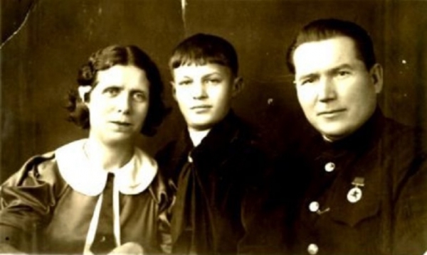 Володя Чернавин с родителями Полиной Васильевной и Николаем Васильевичем Николаев 1938 г.