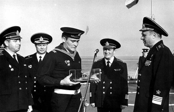 вручение подарка от лица экипажа КРУ Жданов адмиралу В Чернавину 1983 г