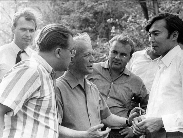 В гостях у Михаила Шолохова- писатели С. Павлов, Ю. Мелентьев, Олжас Сулейменов. 1968 г.