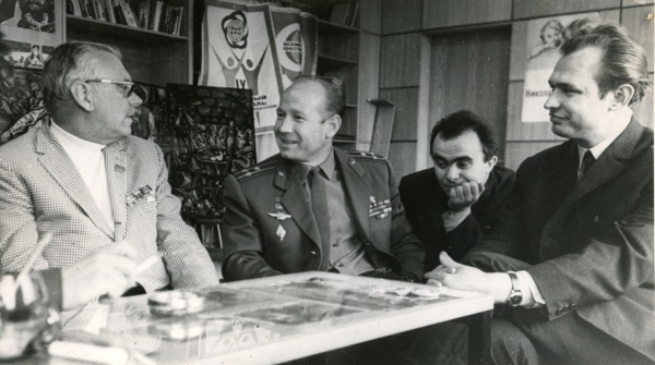 В редакции Молодой гвардии с Сергеем Михалковым и космонавтом Алексеем Леоновым.